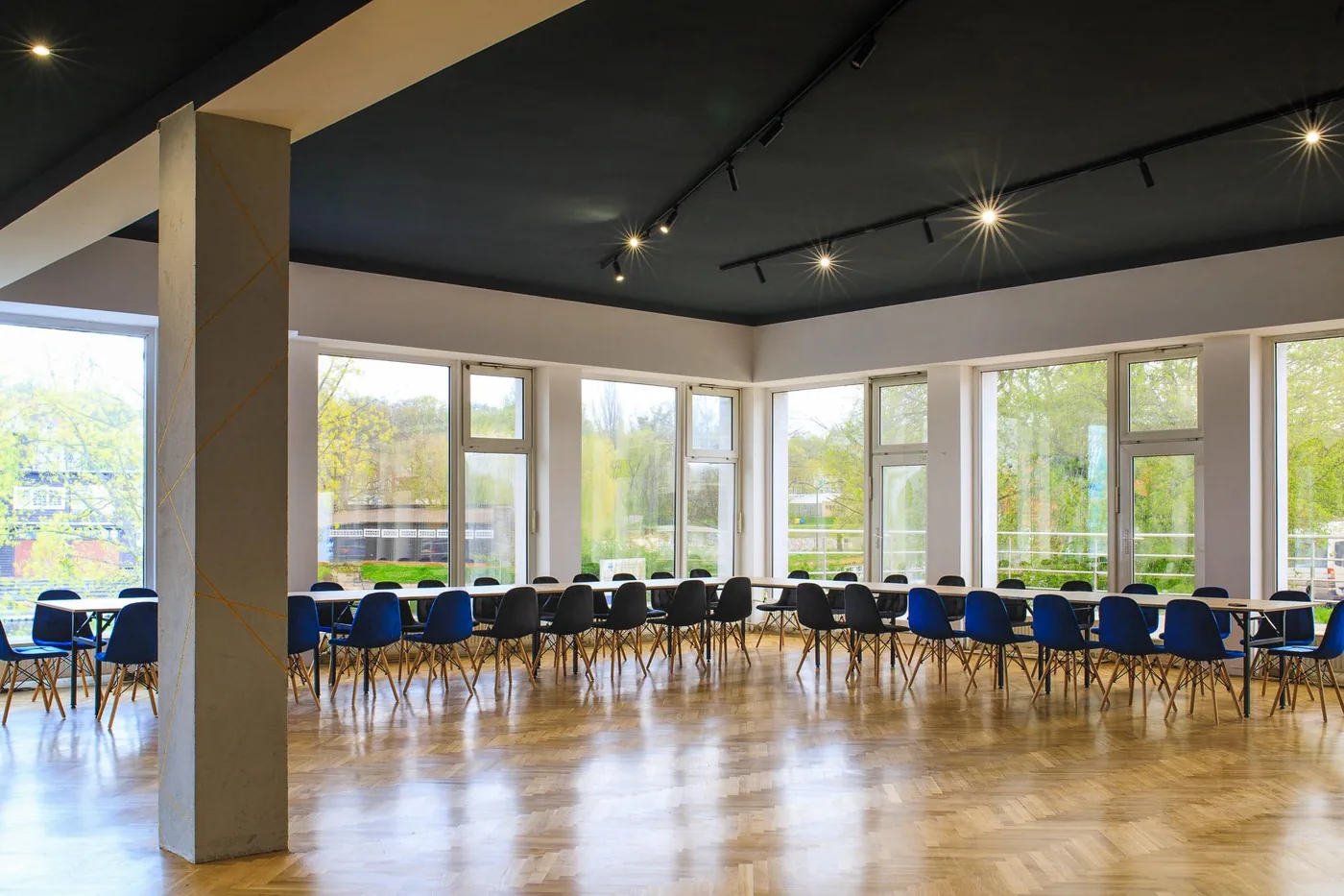 Sala w ustawieniu konferencyjnym